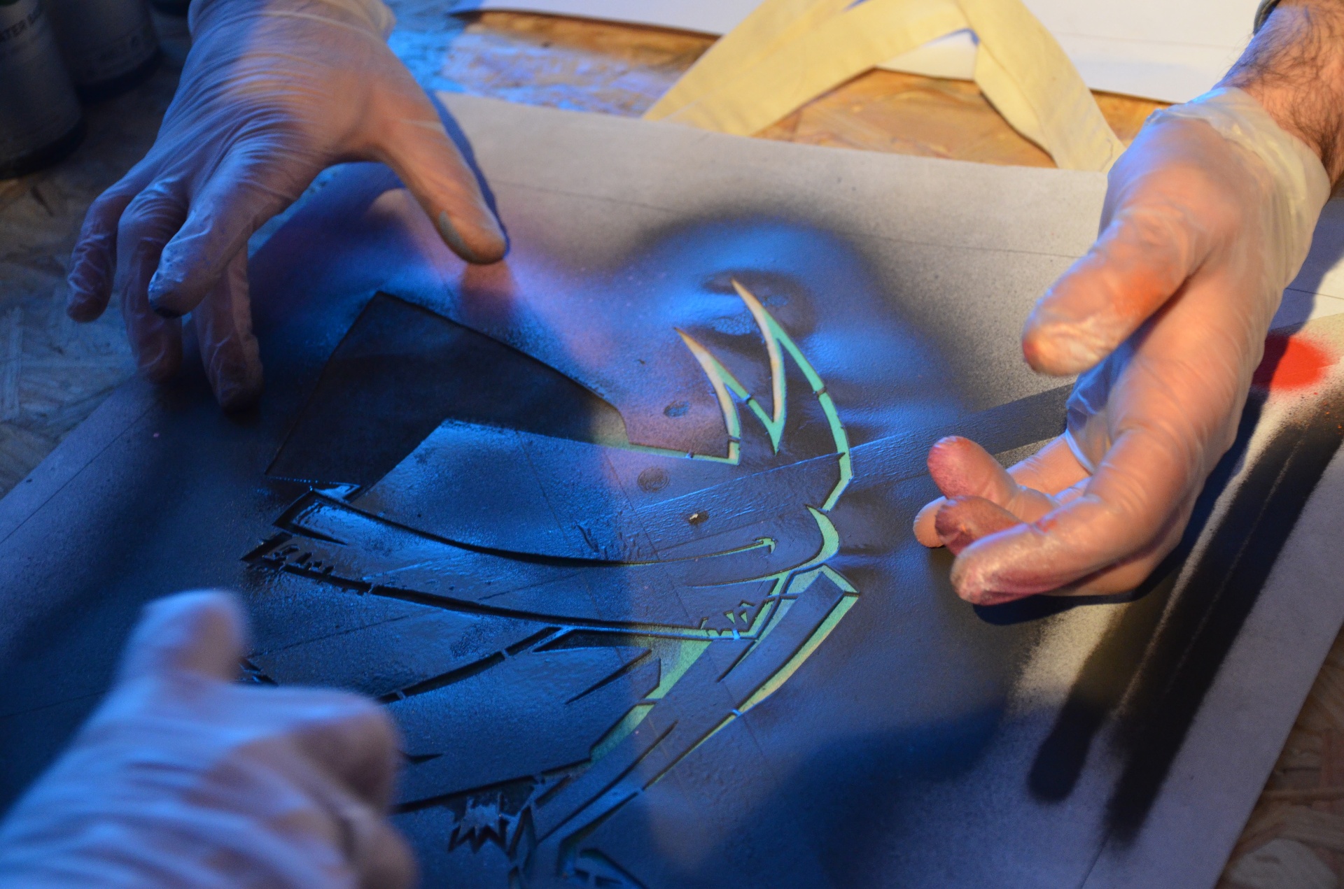 Artiste street art en action